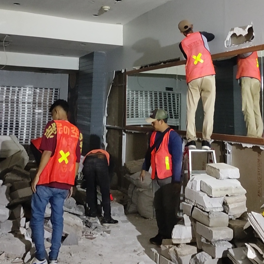 Proses pembongkaran dan persiapan interior fit out Cafe Gontran Cherrier di Bandara Soekarno-Hatta