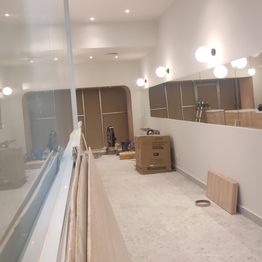 Pengerjaan ceiling dan elemen interior Cafe Gontran Cherrier oleh DEMSS DIMAS