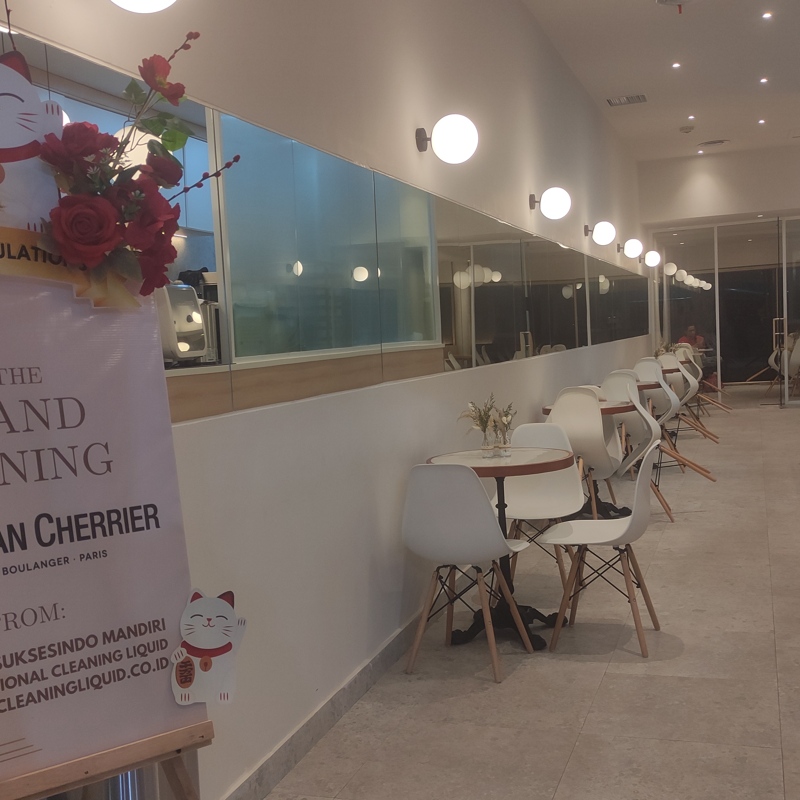 Proses instalasi interior dan finishing Cafe Gontran Cherrier Artisan Paris
