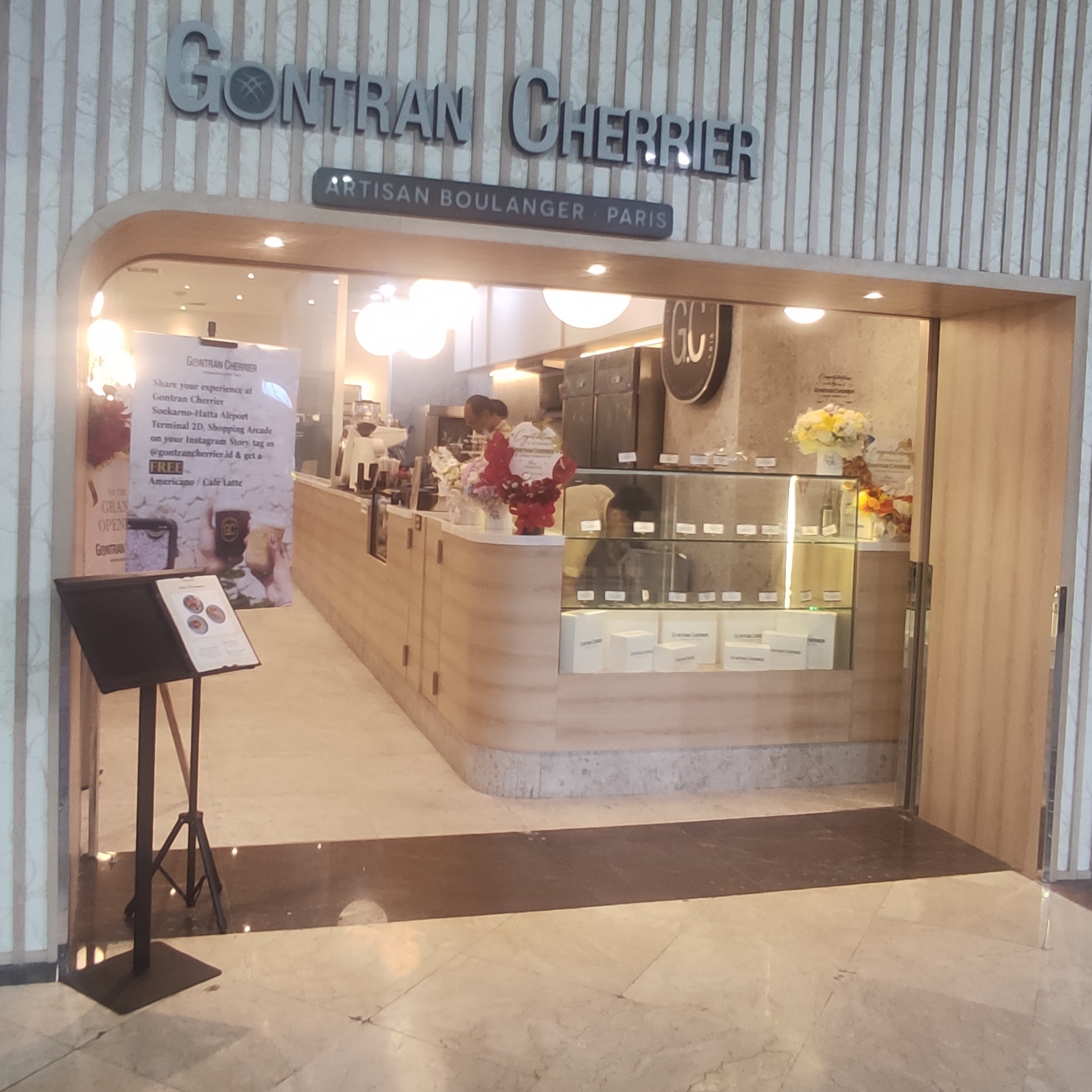 Detail pekerjaan interior fit out Cafe Gontran Cherrier di Bandara Soekarno-Hatta